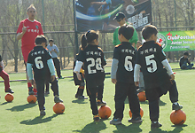 Coach Martijn gets the message across at Chaoyang Park!